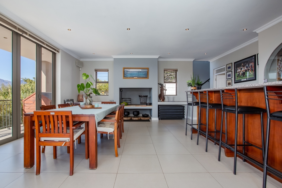 5 Bedroom Property for Sale in Lemoenkloof Western Cape